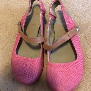 OTBT fuchsia mary janes size 7.5 in box